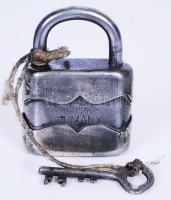 Régi lakat kulccsal /  Vintage lock with key