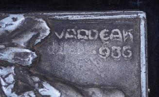 Várdeák 935 jelzéssel: Nyilazó harcos. Fém fali dombormű, festett fára erősítve, "O.T.T társeln...