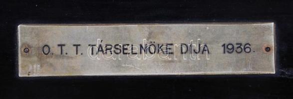 Várdeák 935 jelzéssel: Nyilazó harcos. Fém fali dombormű, festett fára erősítve, "O.T.T társeln...