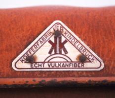 cca 1940 Kofferfabrik Kindelbrück, valódi vulkánfiber bőrönd / 
Vulcanized fibre suitcase, 45x28x16c...