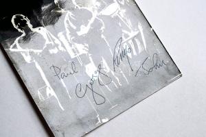 cca 1965 Beatles együttes tagjait ábrázoló koncertfotó a négy tag saját kezű aláírásával! /
cca 1965...