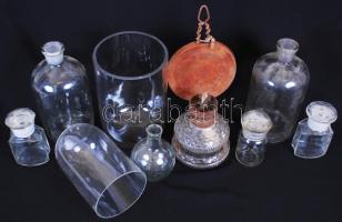 cca 1900 Üveg tétel: orvosi, ill. gyógyszerész üvegek, és egy petróleumlámpa / 
Medical and pharmacy...