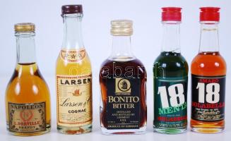 5 db rövid ital: Amaro 18 Isolabella, 18 Menta  Isolabella, Napoleon Brandy, Bonito Bitter, Larsen Cognac 0,25 dl és 0,4 dl üvegekben