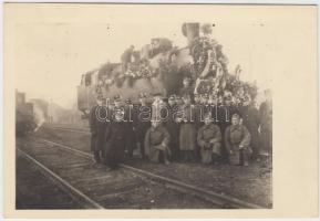1938 Bevonulás Kárpátaljára; Magyar katonákat szállító virágos vonat Csap állomáson