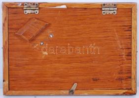 Fém képkeret fa tokban, fotókkal, 11×15 cm