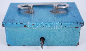 Régi kis pénzkazetta kulccsal /  Vintage money box with key, 15x10,5x5,5cm