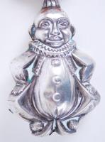 1872-1922 Bohóc formájú, ezüst (Ag) csörgő 800-as tisztaságú pesti jelzéssel, bakelit karikán / 
Sil...