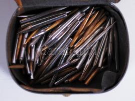 Komplett, doboznyi Genuine Edison Bell gramofontű a magyar forgalmazó reklámkártyájával /
A complete...