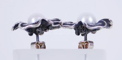 Ezüst (Ag) fülbevaló pár tenyésztett gyönggyel / 
A pair of silver earrings with cultured pearls, br...