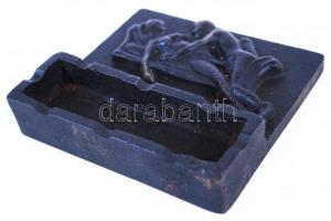 Erotikus jelenetet ábrázoló öntöttvas hamutartó. 14×14 cm