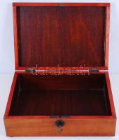 BMD feliratú fa doboz, kulccsal, 23×16×7 cm