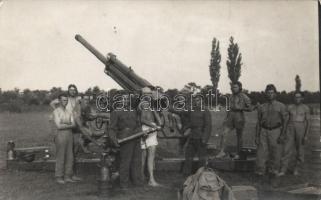 Bofors anti-aircraft gun with soldiers, photo