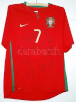 2009 Portugál válogatott 7-es meze, Cristiano Ronaldo aláírásával (hátul) és a válogatott több tagjának aláírásival (elöl): Figo (kísérő volt), Couto, Sabrosa, Nuno Gomes, Meireles stb / Portugal Christiano Ronaldo jersey with their autograph signatures and another national players signatures