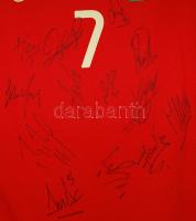 2009 Portugál válogatott 7-es meze, Cristiano Ronaldo aláírásával (hátul) és a válogatott több tagjá...