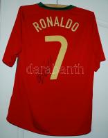2009 Portugál válogatott 7-es meze, Cristiano Ronaldo aláírásával (hátul) és a válogatott több tagjá...