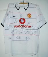 2004 Manchester United mez több játékos és edző aláírásával: Fergason, Van Nistelrooy, Saha Ferdinand, Fletcher, Bronen, Ricardo, Rossi, Djemba, Eagles, Bellia O Schea, Queiroz, stb / Manchester United jersey with players and coach&#039;s autograph signatures