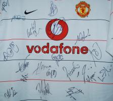 2004 Manchester United mez több játékos és edző aláírásával: Fergason, Van Nistelrooy, Saha Ferdinan...