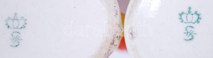 2db kézzel festett, jelzett Sitzendorf figura (mindkettő sérült) / 
Hand painted Sitzendorf figures ...