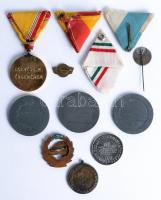 Vegyes jelvény, kitűző, emlékérem, díjérem és mellszalag tétel dobozban T:vegyes