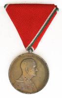 1939. "Magyar Bronz Vitézségi Érem" bronzolt hadifém kitüntetés szalag és fül nélkül T:2- Hungary 1939. "Bronze Medal for Bravery" Brass-plated zinc decoration with ribbon C:VF