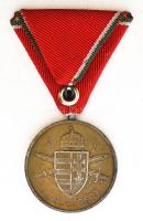 1939. "Magyar Bronz Vitézségi Érem" bronzolt hadifém kitüntetés szalag és fül nélkül T:2-
...