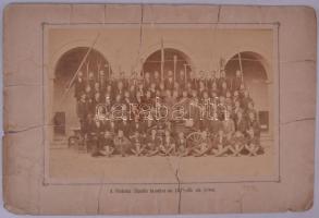1872-1873 A debreceni református főiskolai Tűzoltó társulat tagjai, kartonra kasírozva, 31x46cm (sérült)