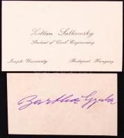 Bartha Gyula és Sulkowszky Zoltán a világot megkerülő motorosok névjegykártyái. Bartháé kézzel írt