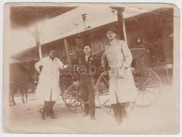 cca 1910 Fiákeresek, bérkocsisok a kocsiszínben fotó 12x9 cm