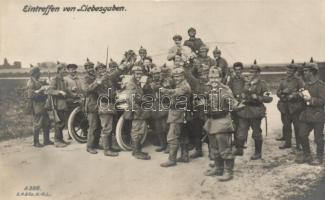 Military WWI German soldiers, the arrival of the Red Cross, Liebesgaben (fl)