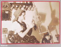 1939 Thöresz Dezső (1902-1963): Guzsalyozó lány népviseletben. Nagyméretű fotó kartonra kasírozva, 4...