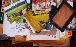 cca 1970 Csehszlovák bőrönd kulccsal, tele klf fotókkal és fotózási anyagokkal, 50x32x12cm