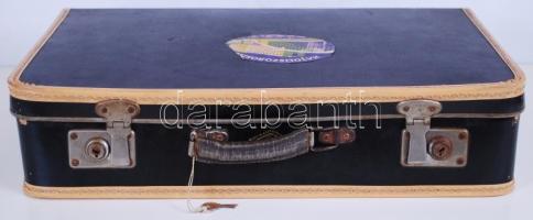 cca 1970 Csehszlovák bőrönd kulccsal, tele klf fotókkal és fotózási anyagokkal, 50x32x12cm