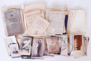 Cipősdoboznyi fotó és okmány, sok a Ruggyantagyár fejléces levélpapírján. A fotók nagyrészt jölgyeket ábrázolnak