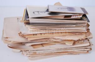 Cipősdoboznyi fotó és okmány, sok a Ruggyantagyár fejléces levélpapírján. A fotók nagyrészt jölgyeke...