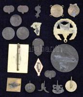 Kis zacskónyi jelvény, közte főleg zománcozott darabok, jobbakkal T:vegyes