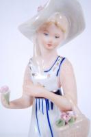 Kalapos hölgy. Jelzett román porcelán figura, hibátlan, kézzel festett, m:23 cm / Porcelain figure