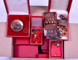 Doboznyi szocialista kitüntetés főleg Kiváló Dolgozó, legtöbb adományozói tokban, ~30db T:vegyes