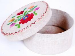 cca 1960 Hímzett varródobozka / 
Embroidered needlework box, 13x7cm