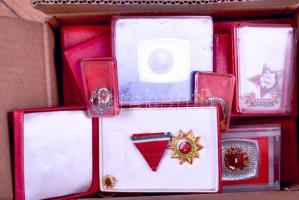 Doboznyi szocialista kitüntetés, plakett, emlékérme, jelvény tétel főleg dísztokban T:vegyes