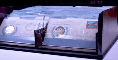 Komplett 144db-ból álló érmés boríték gyűjtemény elsőnapi bélyegzéssel kizárólag különféle nemzetek ...