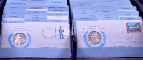 Komplett 144db-ból álló érmés boríték gyűjtemény elsőnapi bélyegzéssel kizárólag különféle nemzetek ...