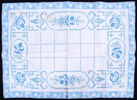 2db hímzett abrosz / 
Embroidered tablecloths, 50x36-108x84cm