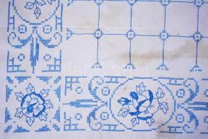 2db hímzett abrosz / 
Embroidered tablecloths, 50x36-108x84cm