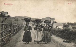 Badacsony Fő út, nők kosárral a fejükön, folklór (ázott / wet damage)