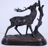 Szarvas a faágnál. Öntöttvas szobor  / Iron statue of a deer, 35x37 cm