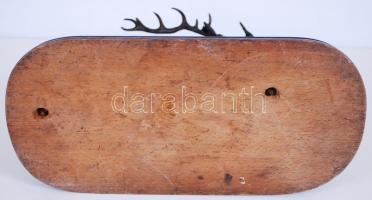 Szarvas a faágnál. Öntöttvas szobor  / Iron statue of a deer, 35x37 cm