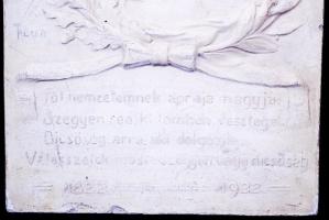 Olvashatatlan jelzéssel: Petőfi 1822-1922. Gipsz relief, több helyen kisebb sérülésekkel, 30×20 cm