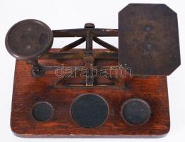 Antik asztali mérleg, réz, fa talapzattal, súly készlet nélkül, jó állapotban 10×18 cm, m:9 cm
Vinta...