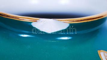 Festett, aranyozott, zöld porcelán váza (kis lepattanással) / 
Painted, gold plated vase (with minor...