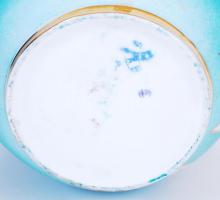 Festett, aranyozott, zöld porcelán váza (kis lepattanással) / 
Painted, gold plated vase (with minor...